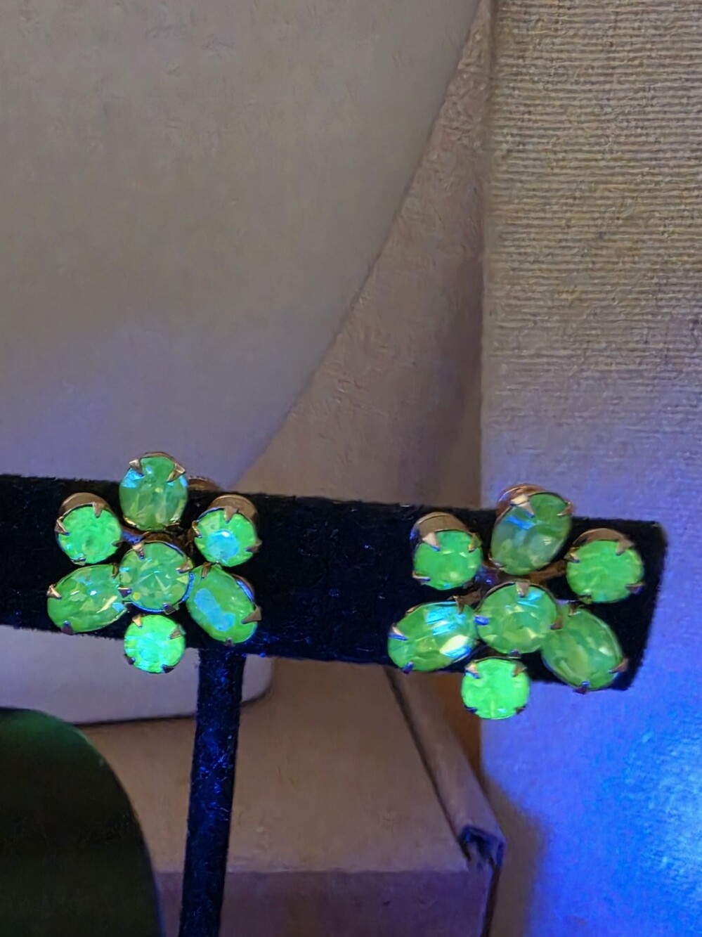 Vintage  Key Lime Uranium Vaseline Glass Coro  Floral Screwback Earrings - Picture 5 of 5